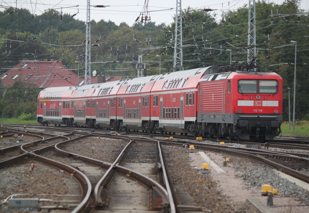112 118 mit RE 18490(Berlin-Warnem�nde)bei der Ausfahrt im Rostocker Hbf.03.09.2016