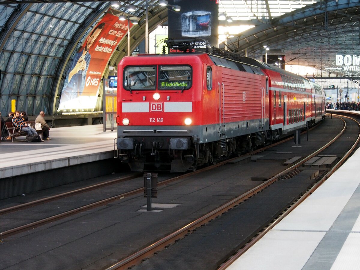 112 146 mit RE 1 und Doppelstockwagen im Berliner Hbf am 22.10.2019.