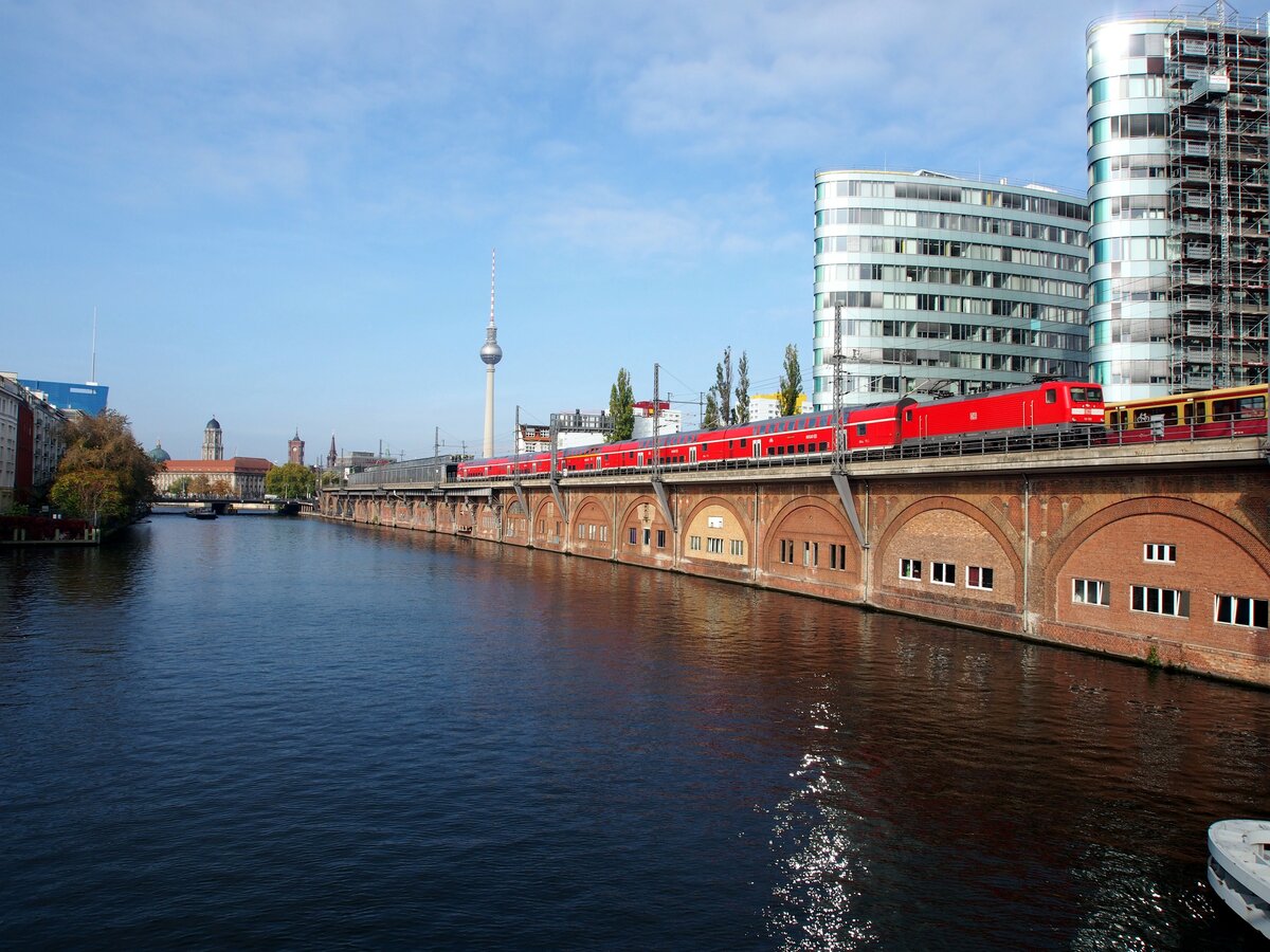 112 150 mit Dosto-Wagen auf der Jannowitz-Brücke in Berlin am 23.10.2019.