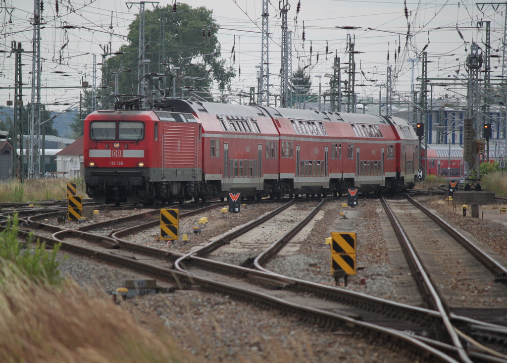 112 165 mit RE 18490(Berlin-Warnem�nde)bei der Einfahrt im Rostocker Hbf.10.07.2016