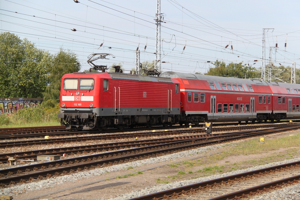 112 165 mit RE 18490(Berlin-Warnem�nde)bei der Einfahrt im Rostocker Hbf.28.08.2016