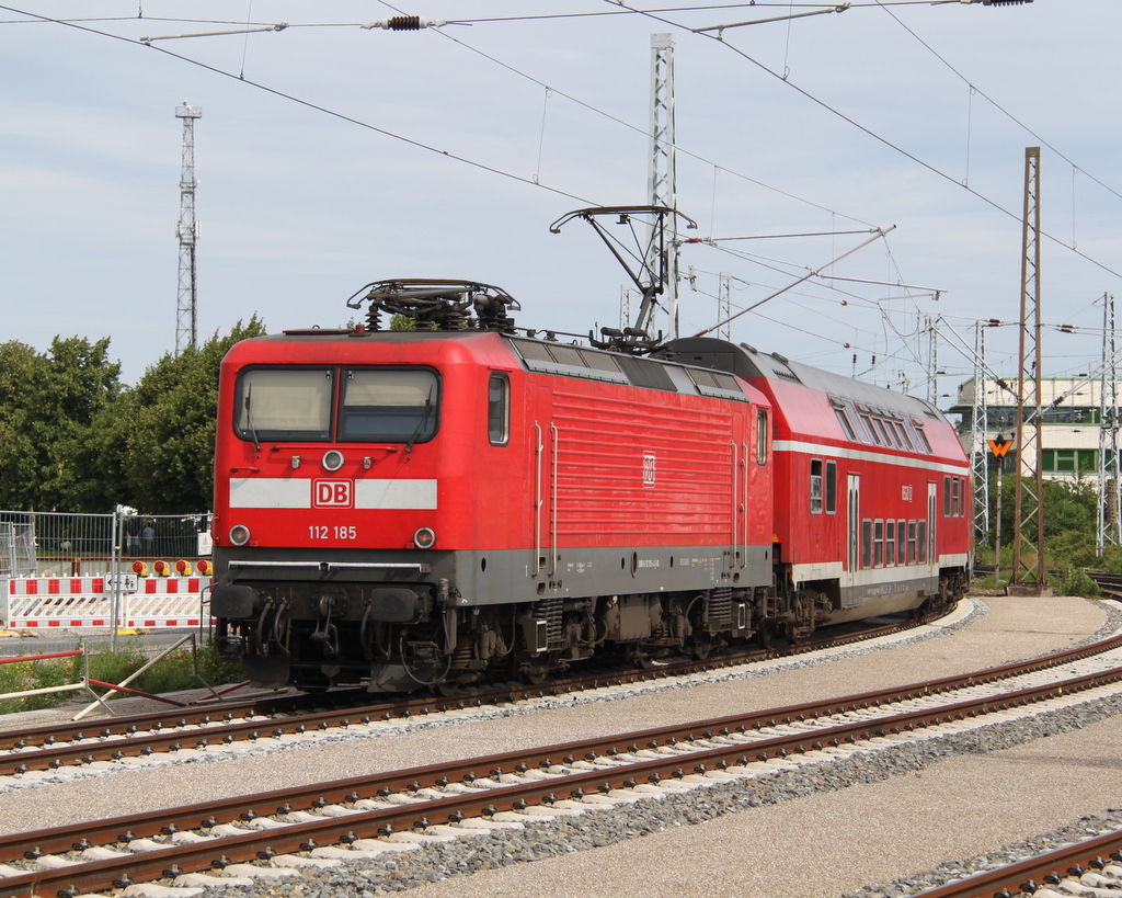 112 185 mit RE 18490 von Berlin Hbf(tief)bei der Einfahrt in Warnem�nde.16.07.2016