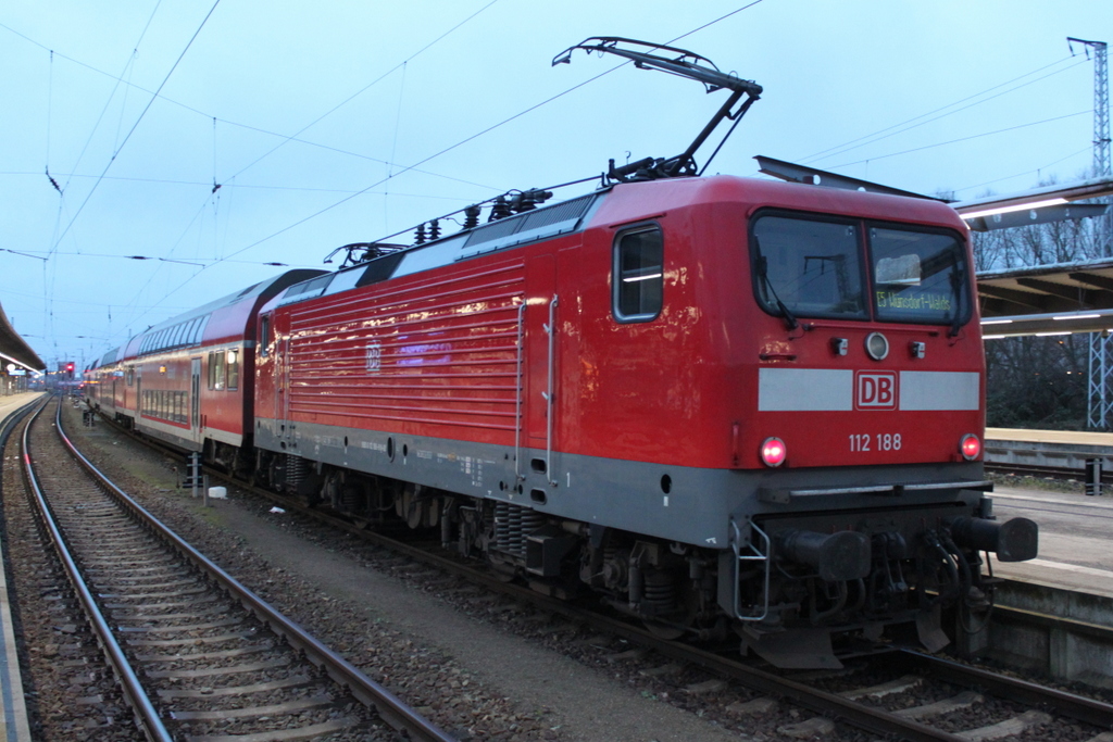 112 188-8 mit RE5 von Rostock Hbf nach W�nsdorf-Waldstadt kurz vor der Ausfahrt im Rostocker Hbf.10.03.2017
