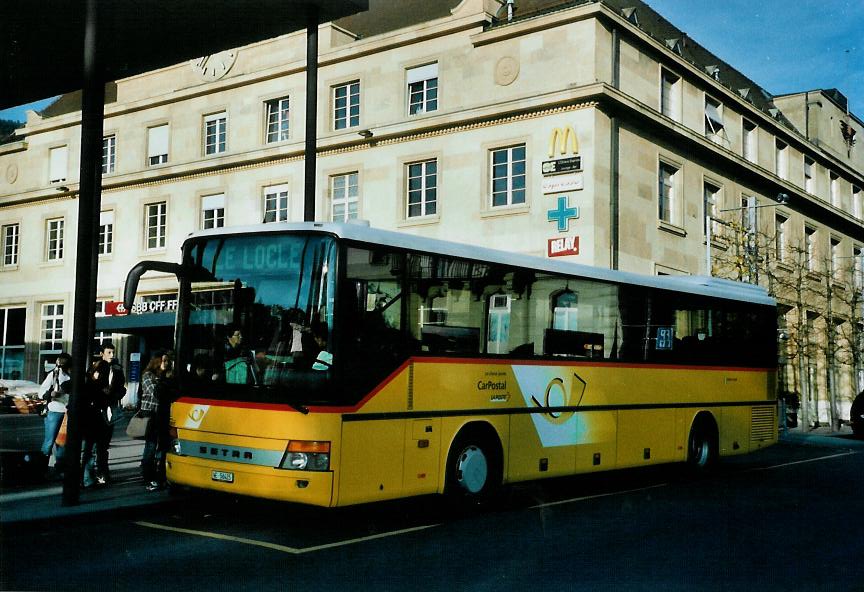 (112'035) - CarPostal Ouest - NE 56'425 - Setra (ex JU 29'866) am 10. November 2008 beim Bahnhof Neuchtel