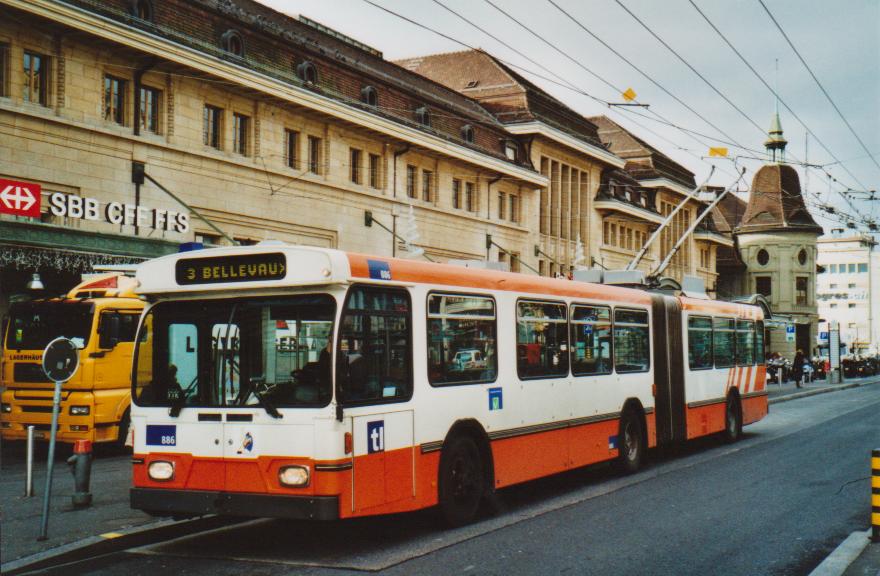 (113'102) - TL Lausanne - Nr. 886 - Saurer/Hess Gelenktrolleybus (ex TPG Genve Nr. 657) am 22. Dezember 2008 beim Bahnhof Lausanne