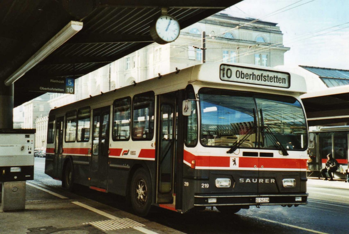 (113'915) - VBSG St. Gallen - Nr. 219/SG 141'219 - Saurer/Hess am 17. Januar 2009 beim Bahnhof St. Gallen