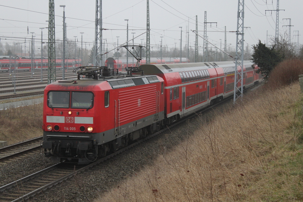 114 005 mit RE5(RE4356)von W�nsdorf-Waldstadt nach Rostock Hbf bei der Einfahrt im Rostocker Hbf.03.02.2017