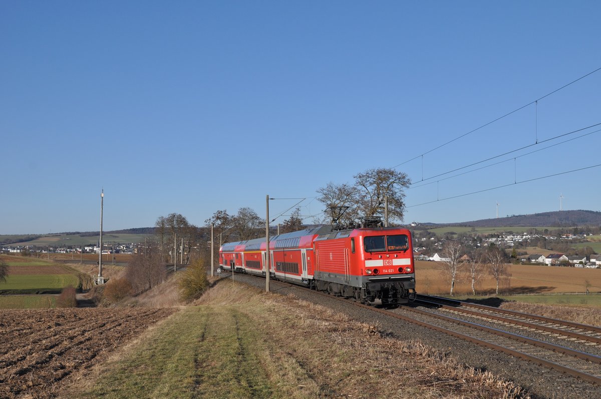 114 021 war am Nachmittag des 01. März 2021 als RE20 auf dem Weg von Limburg nach Frankfurt Hbf und wurde dabei bei Würges fotografiert.
An diesem Tag wurden insgesamt 4 von 9 Umläufen mit Lokomotiven der Baureihe 114 gefahren. Aufgrund ihres (weitgehends) verlorenen Einsatzgebietes auf der Kinzigtalbahn (Frankfurt - Wächtersbach - Fulda) und der Abstellung von Loks der Baureihe 143, kommt es vermehrt zu Einsätzen der Baureihe 114. Mitte April sollen dann auch die neuen 146.1er auf der Main-Lahn-Bahn eingesetzt werden. 