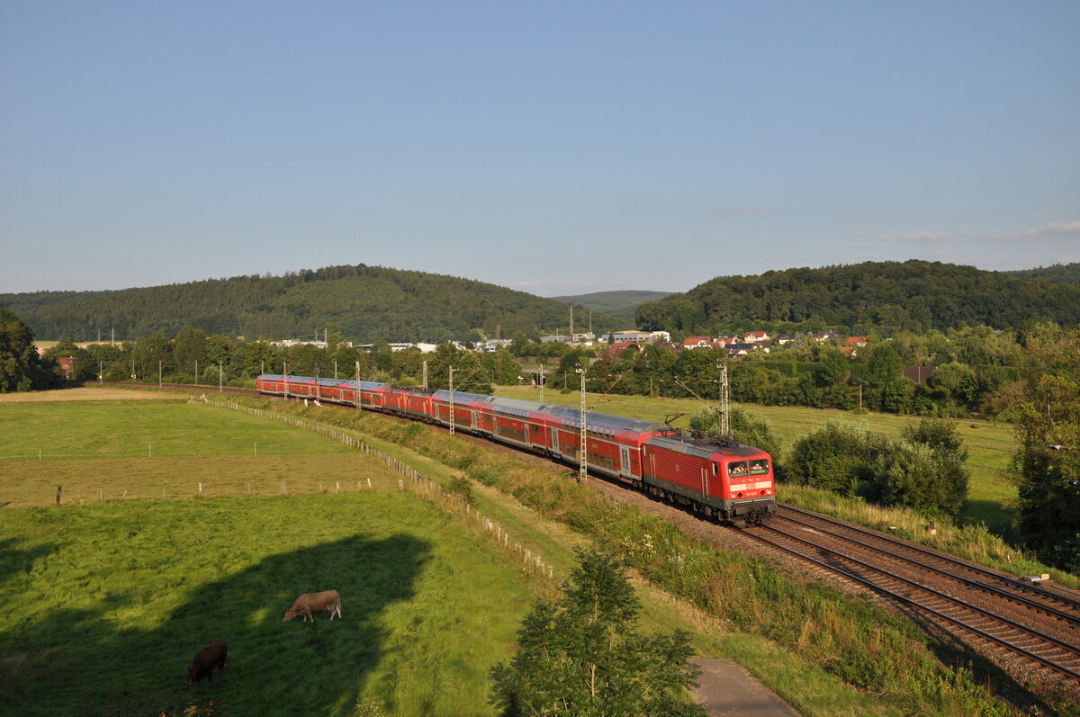 114 033 ist mit zwei weiteren 114ern in der Mitte des Zugverbandes am Abend des 21.07.2021 als Leerreisezug auf dem Weg von Bad Soden-Salmünster nach Frankfurt Hbf und wurde dabei von einer Brücke in Wirtheim fotografiert.
114 033 ist die einzige 114 in Frankfurt, welche auf einer Seite über eine grüne ZZA verfügt, ihre Schwestern haben alle im Laufe der Jahre eine orangene LED-ZZA erhalten.