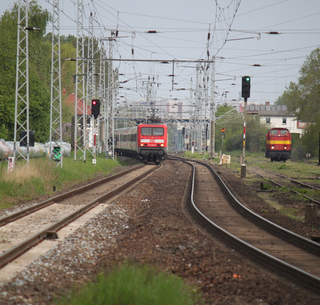 114 040-9 mit Sonderzug 13290 von Warnem�nde nach Berlin-Zoo bei der Ausfahrt im Haltepunkt Rostock-Bramow neben an war 346 811-3(Werklok 3)der Firma Rostocker Fracht und Fischereihafen am randalieren.12.05.2015