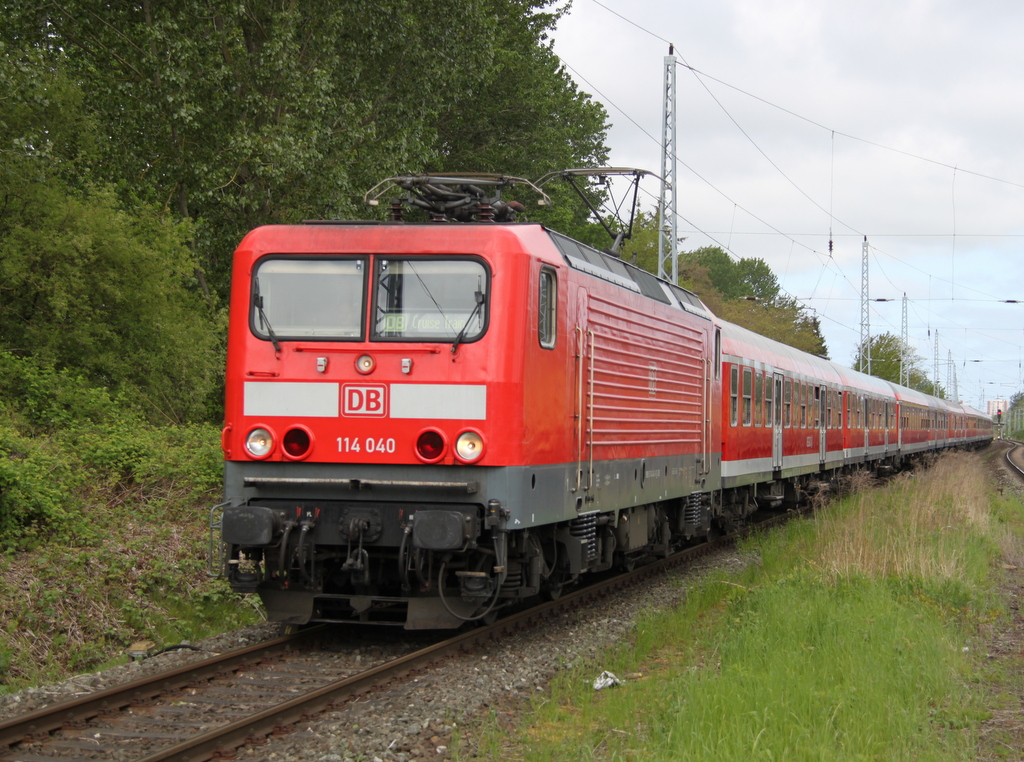 114 040(Cruise Train Berlin)mit Sonderzug 13290 von Warnem�nde nach Berlin-Ostbahnhof bei der Durchfahrt am 16.05.2016 im Haltepunkt Rostock-Bramow.