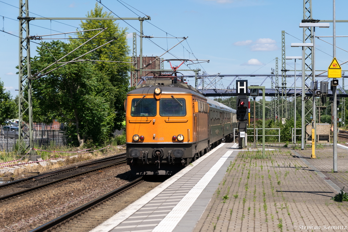 1142 635-3 northrail GmbH mit Classic Courier Sonderzug auf der R�ckfahrt von Polen nach Stuttgart, bei der Durchfahrt in Brandenburg. 30.06.2015