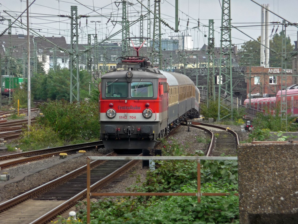 1142 704 der Centralbahn fährt am 25.09.15 mit dem Fun-Express nach Hetzerath in Düsseldorf ein. Die Fahrgäste erwartet später eine dreitägige Party im  Eurostrand  im Moseldorf Leiwen, eine Schiffstour auf der Mosel und natürlich reichlich Getränke in Oktoberfestatmosphäre. 