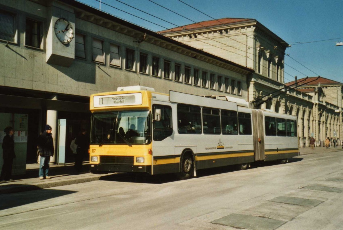 (114'535) - VBSH Schaffhausen - Nr. 117 - NAW/Hess Gelenktrolleybus am 18. Februar 2009 beim Bahnhof Schaffhausen