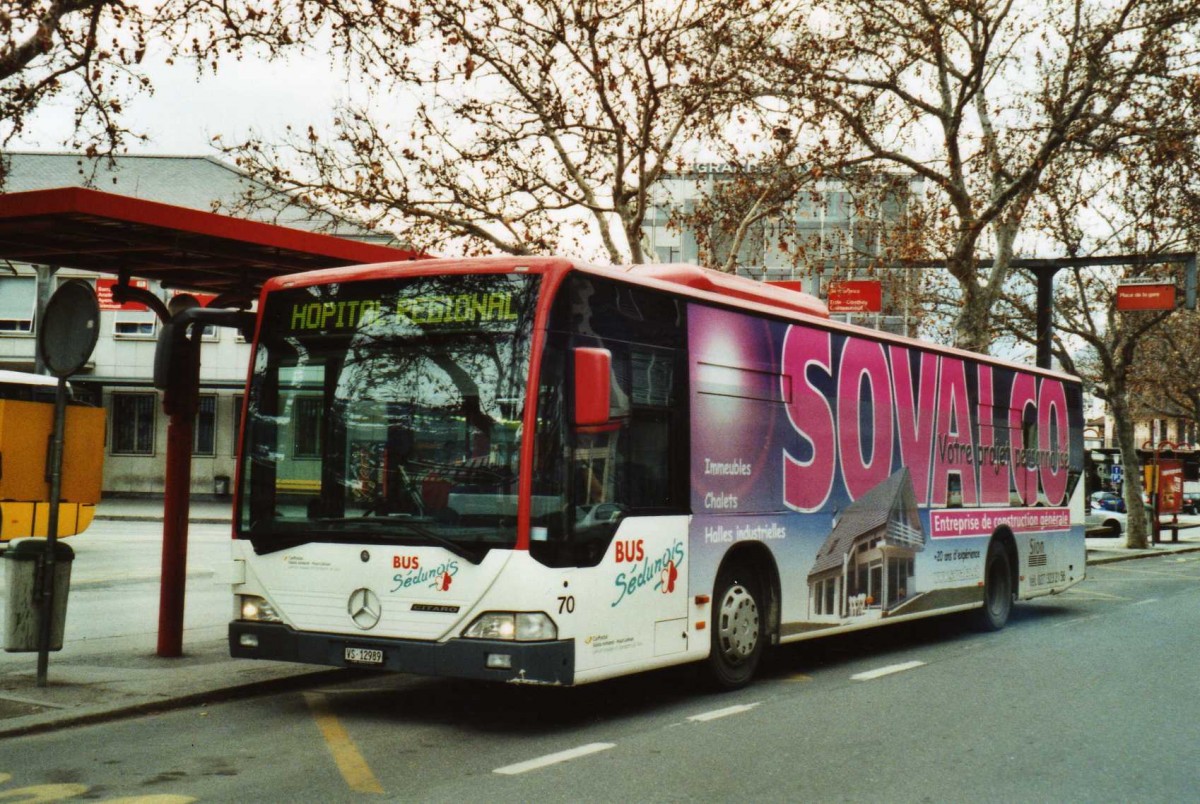 (114'707) - Lathion, Sion - Nr. 70/VS 12'989 - Mercedes am 1. Mrz 2009 beim Bahnhof Sion