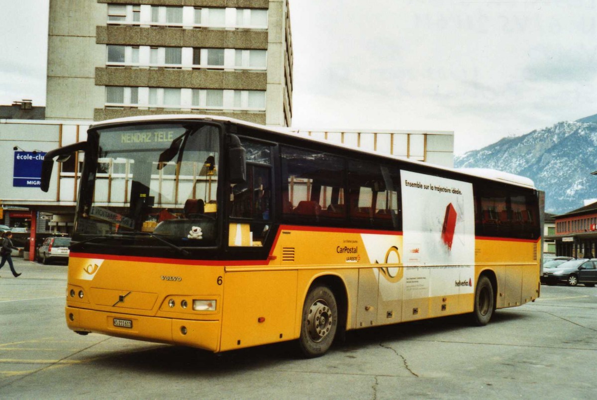 (114'708) - Lathion, Sion - Nr. 6/VS 211'611 - Volvo am 1. Mrz 2009 beim Bahnhof Sion