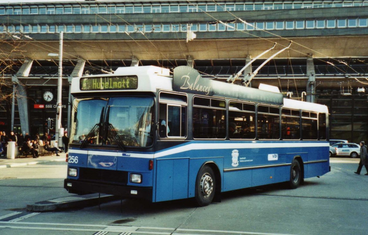 (114'802) - VBL Luzern - Nr. 256 - NAW/R&J-Hess Trolleybus am 7. Mrz 2009 beim Bahnhof Luzern