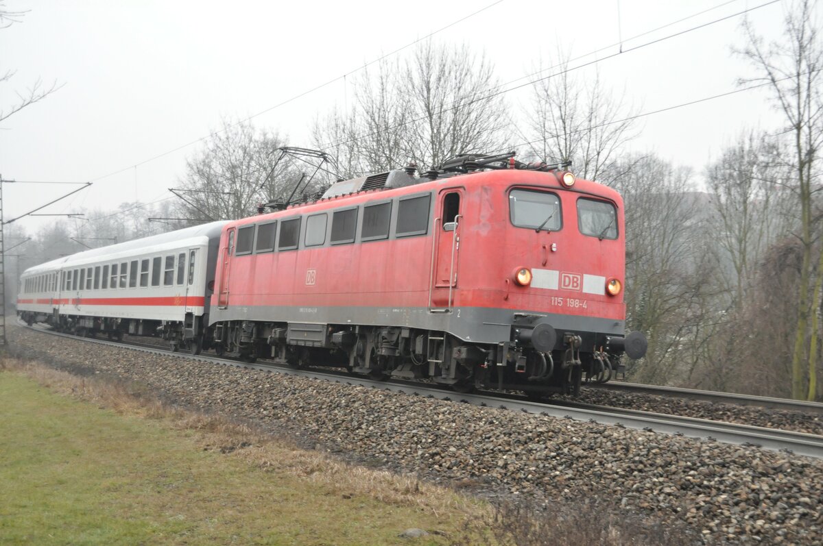 115 198-4 mit IC Wagen; Rückführung reparierter Wagen in Ulm am 27.01.2012.