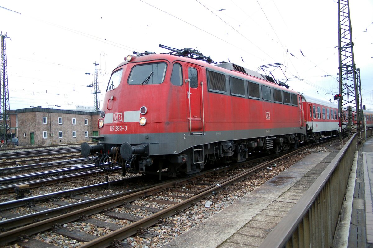 115 293-3 mit Liegewagen (Schadwagen Abholung ?) in Ulm am 31.01.2008.