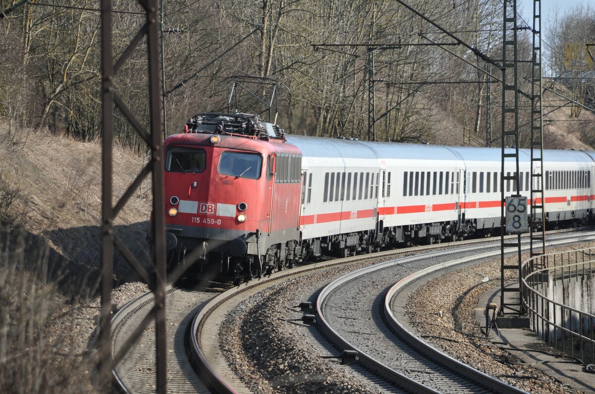 115 459-0 mit IC Wagen auf der Geislinger Steige am 20.03.2012.