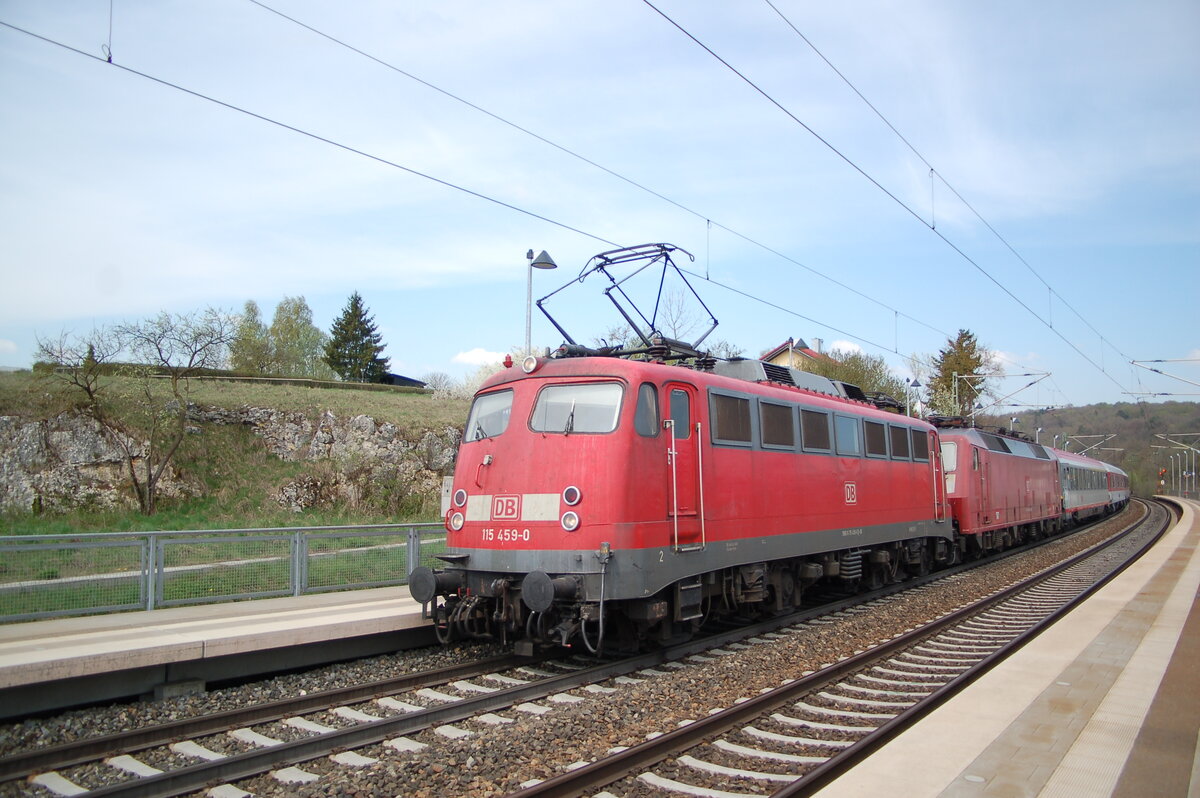115 459-0 mit Schadzug; 120.1; ÖBB IC-Wgen; DB IC-Wagen in Westerstetten am 20.04.2009.