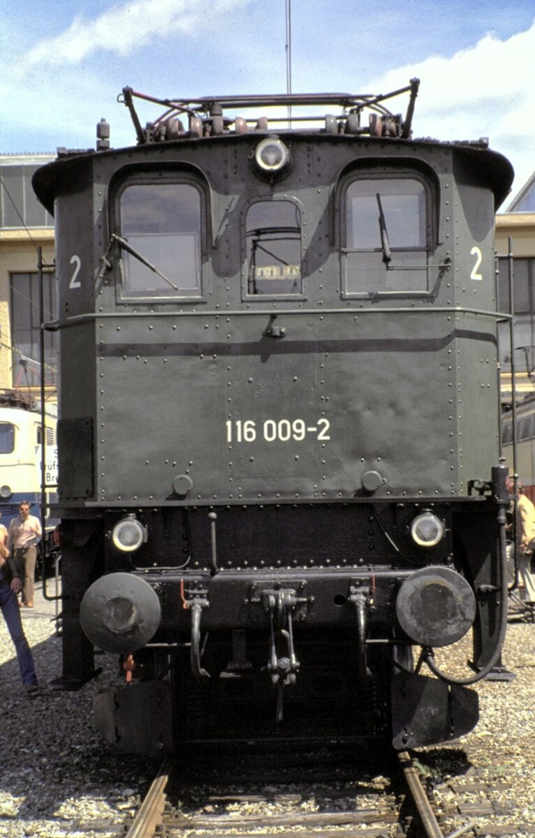 116 009-2 in der Ausstellung 100 Jahre elektrische Lokomotiven in München-Freimann am 25.05.1979.