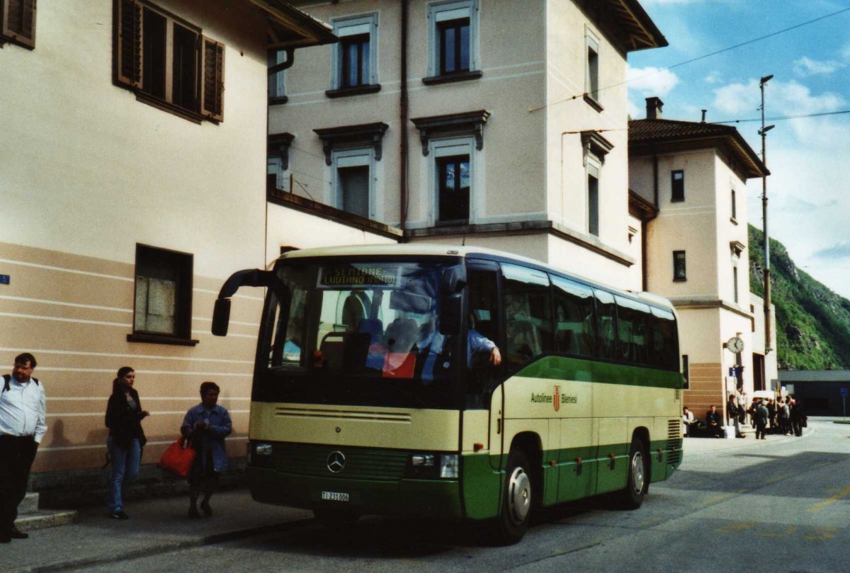 (116'227) - ABl Biasca - Nr. 6/TI 231'006 - Mercedes am 30. April 2009 beim Bahnhof Biasca