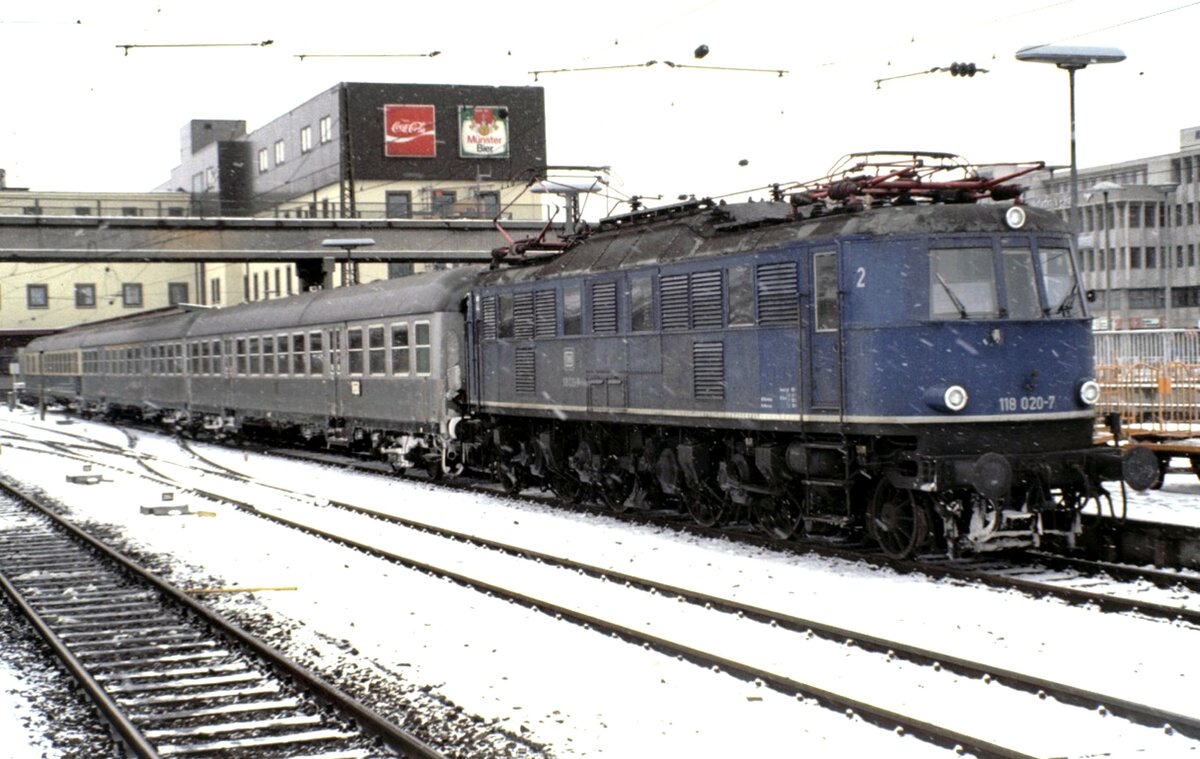 118 020-7 mit Nahverkehrszug nach Regensburg am 22.11.1980.