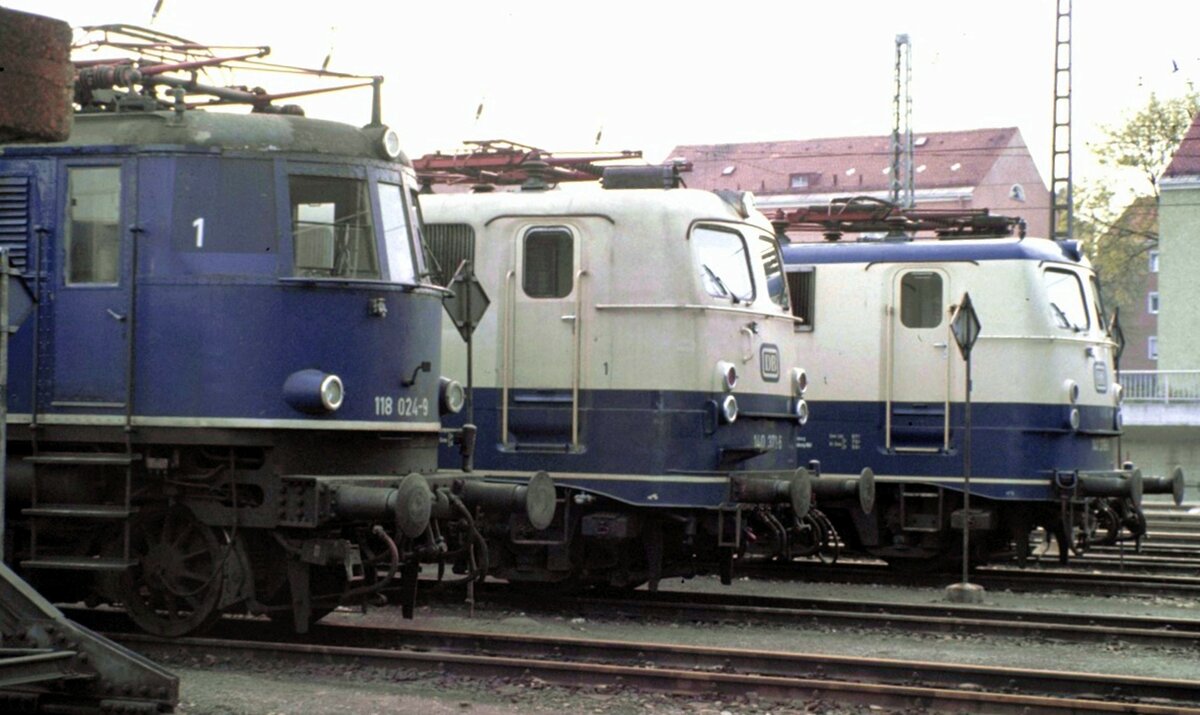 118 024-9; 140 371-6 und 141 278-0 (die einzige 141 mit türkisfarbenem Dach) bei einer Führung in Regensburg am 25.04.1982.