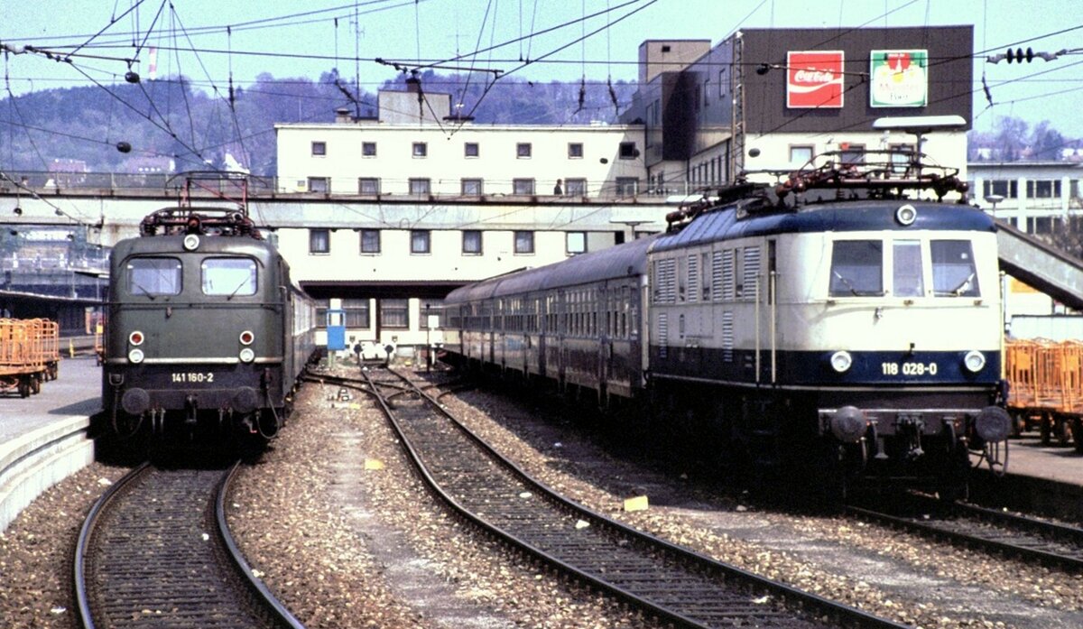 118 028-0 und 141 160-2 in Ulm auf den  Bayerischen Gleisen  am 25.05.1981. Während die 118 mit dem Zug nach Regensburg, KBS 993 fährt, nimmt die 141 die KBS 980 nach Augsburg.