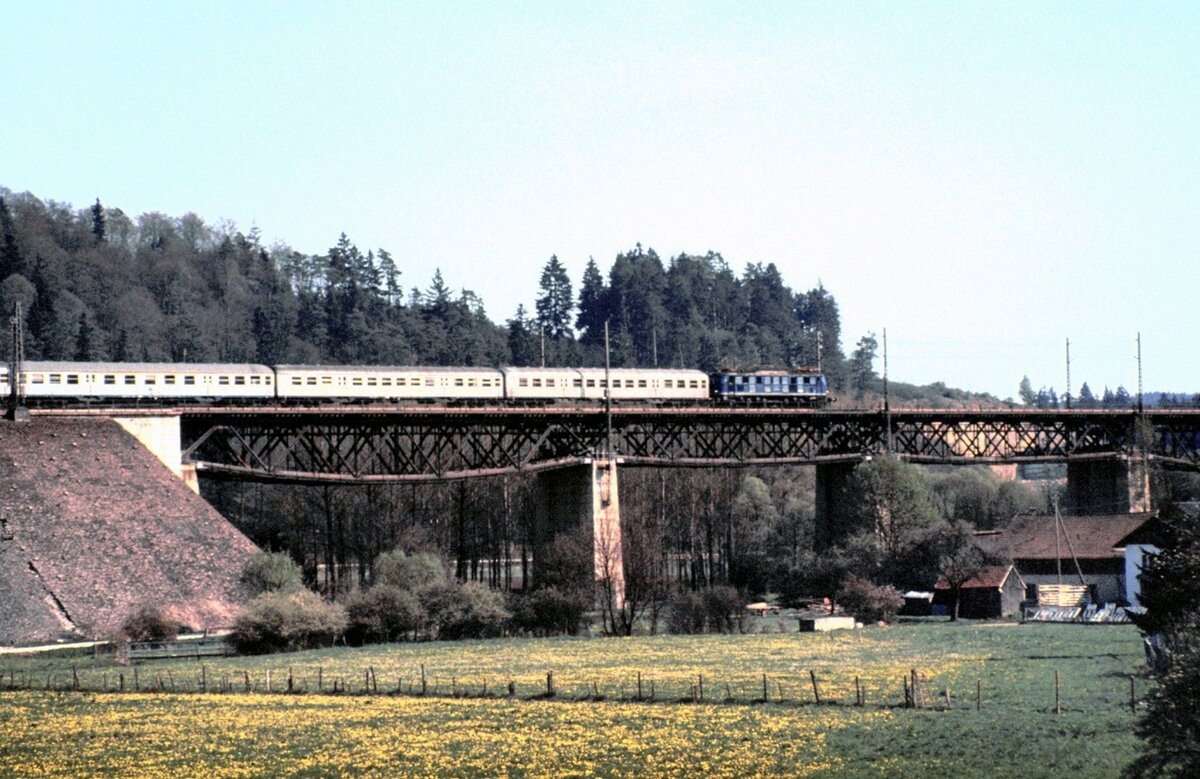 118 mit E 3007 bei Treuchtlingen-Möhren auf der Fischbauchbrücke am 09.05.1981.