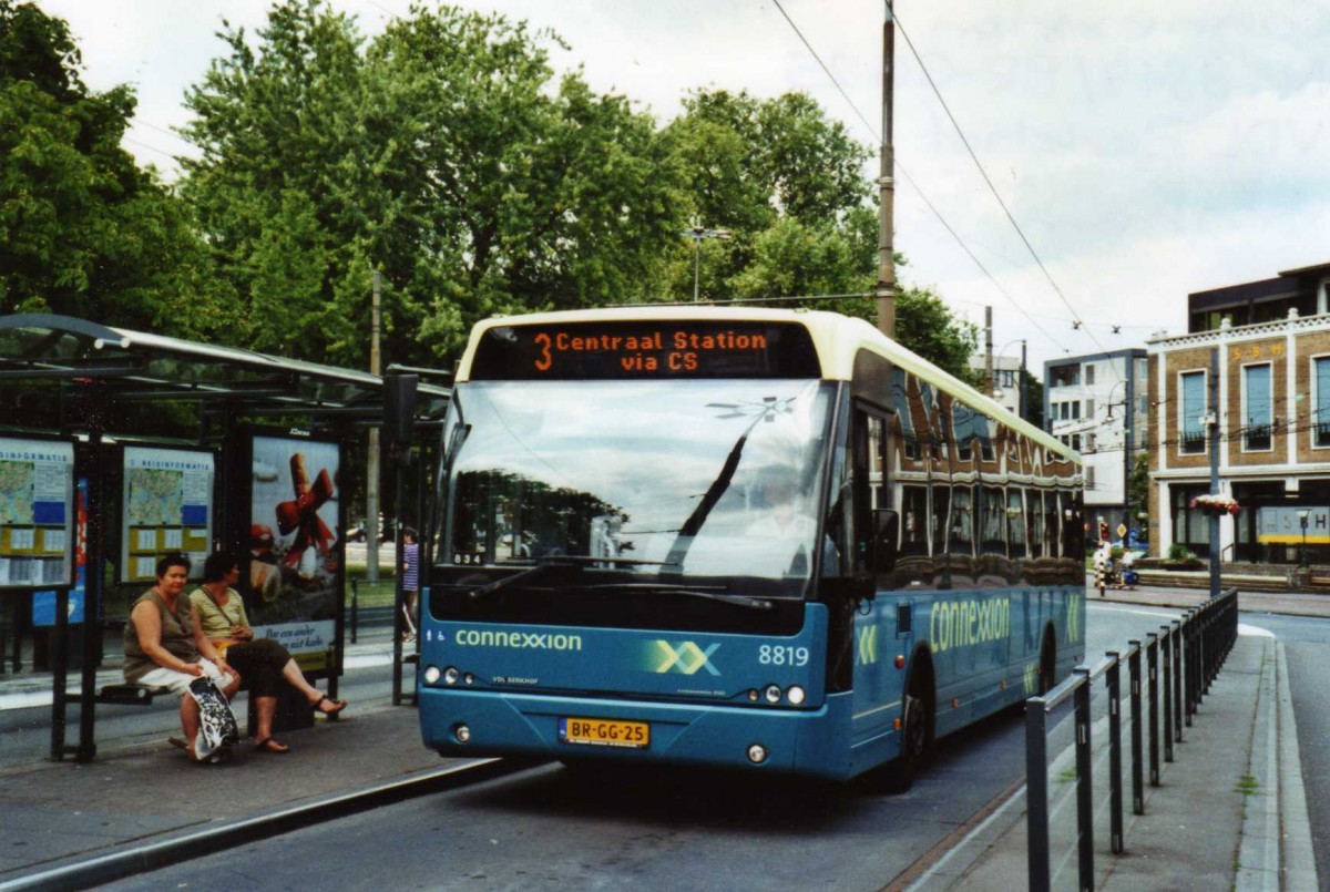 (118'217) - Connexxion - Nr. 8819/BR-GG-25 - VDL Berkhof am 5. Juli 2009 beim Bahnhof Arnhem