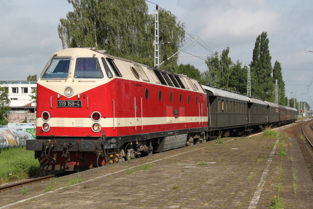 119 158-4 mit DLr 62157(Warnem�nde-Rostock-Seehafen/S�d)bei der Durchfahrt im Haltepunkt Rostock-Holbeinplatz.13.08.2016