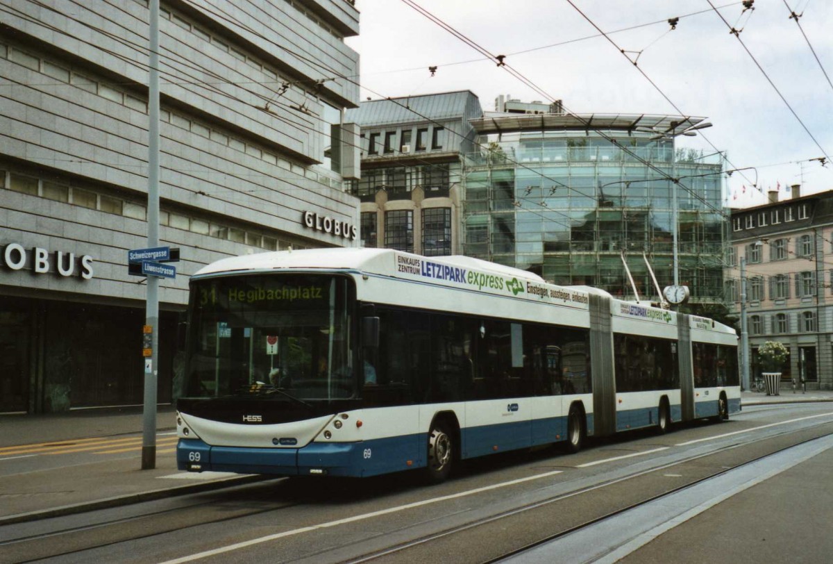 (119'121) - VBZ Zrich - Nr. 69 - Hess/Hess Doppelgelenktrolleybus am 12. Juli 2009 in Zrich, Lwenplatz