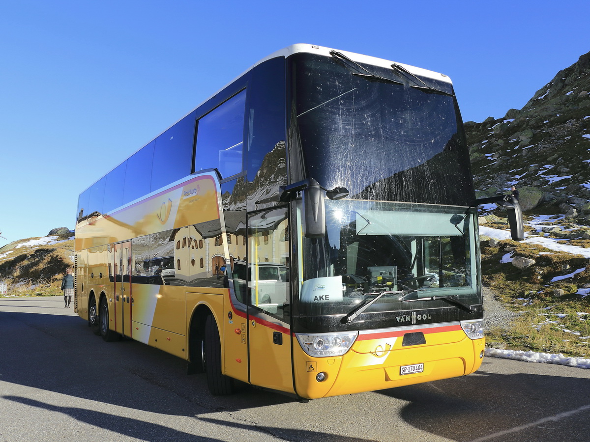 12. Oktober 2019, VanHool Bus der Schweizer Postbus steht auf den Fl�elapass