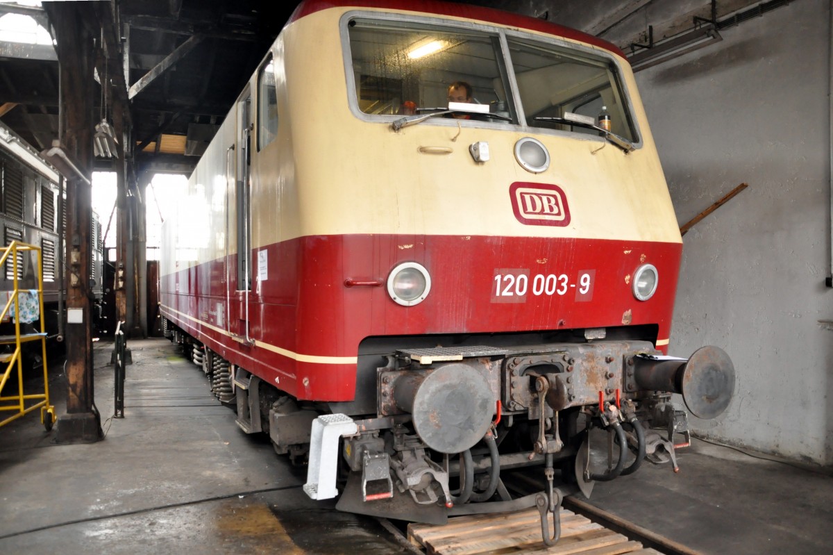 120 003-9, die Vorserie in Farben des Auslieferungsstands im Lokschuppen des Bahnparks Augsburg am 25.10.2009.