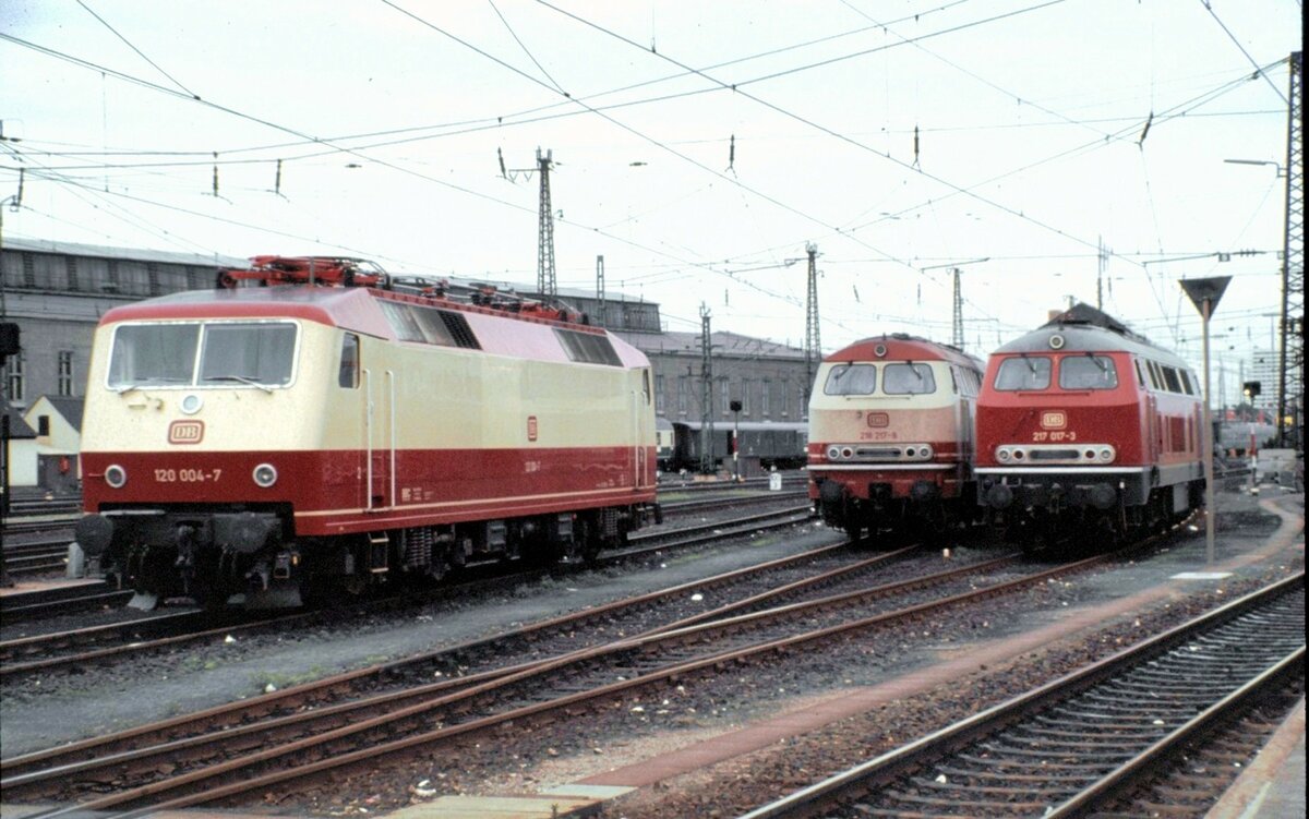 120 004-7; 218 217-8 und 217 017-3 in Nürnberg am 25.06.1982.