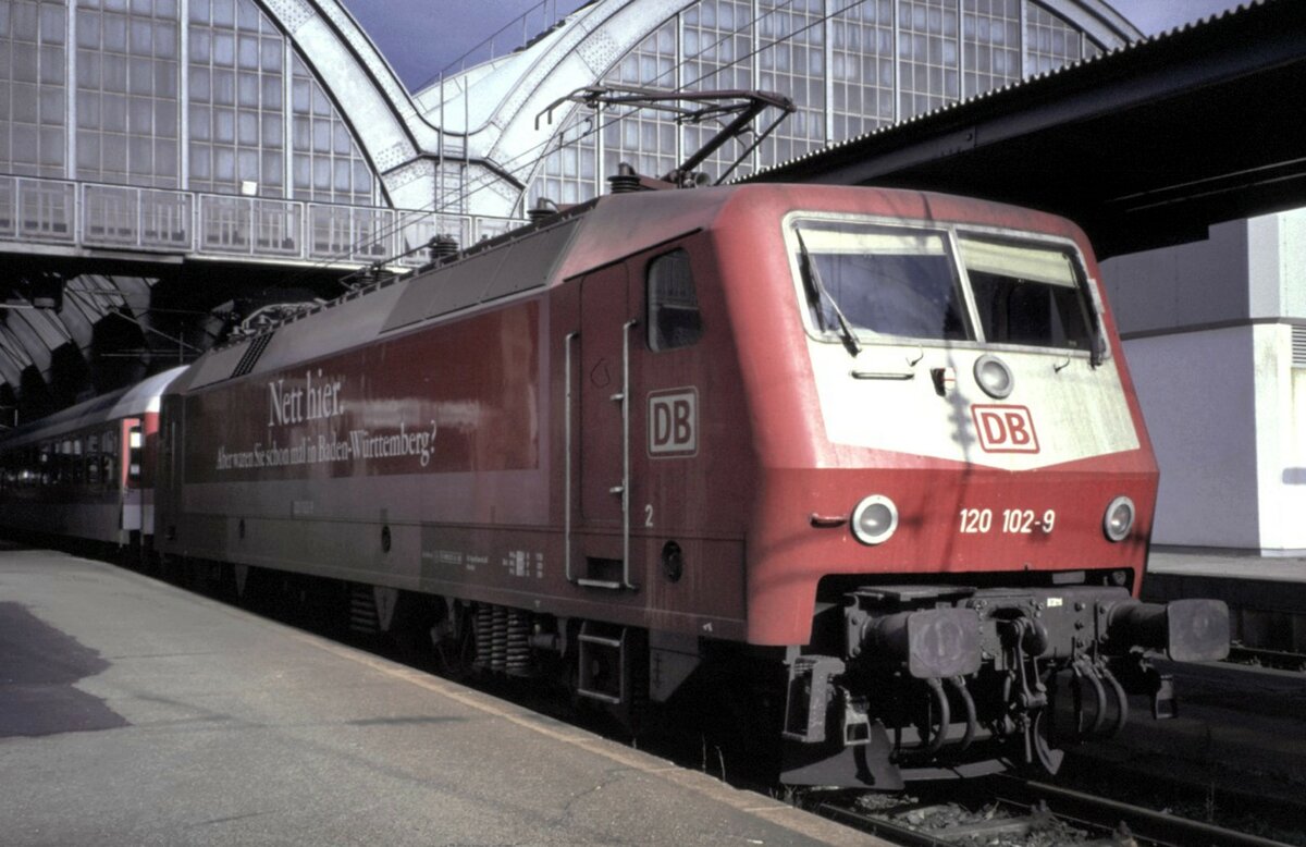120 102-9 in Karlsruhe im September 1999.