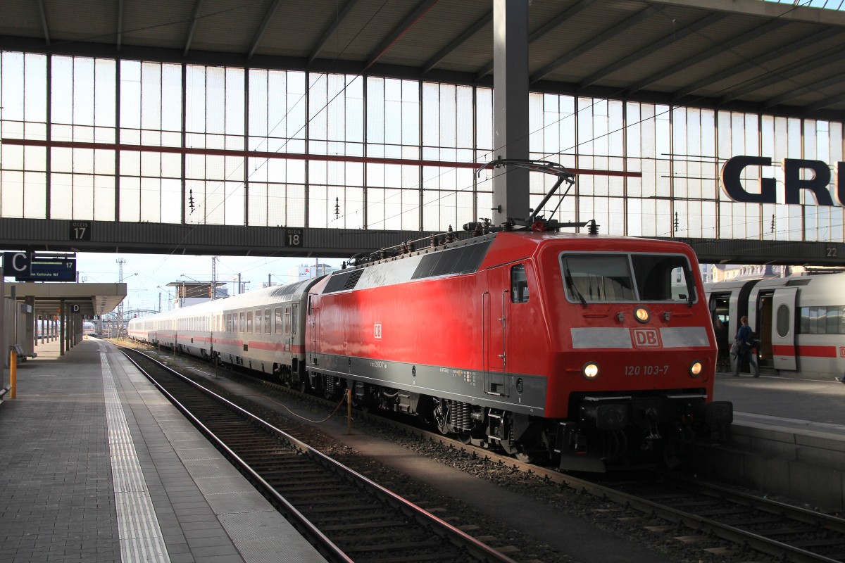 120 103-7 bei der Einfahrt in den Mnchner Hauptbahnhof am 21. Oktober 2013.