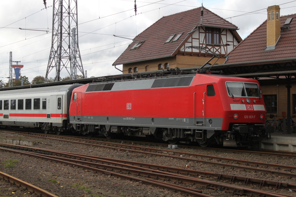 120 103-7 mit IC 2301(Warnem�nde-M�nchen)bei der Ausfahrt in Warnem�nde am 08.10.2016