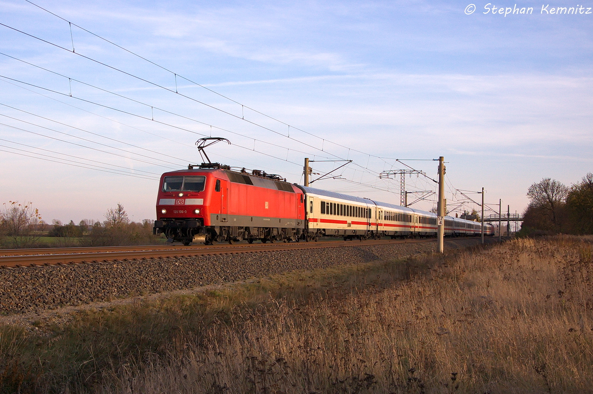 120 106-0 mit dem IC 2810 f�r ICE 1510 von Leipzig Hbf nach Hamburg-Altona in Vietznitz und die 120 111-0 hatte den Zug nach geschoben. 31.10.2013
