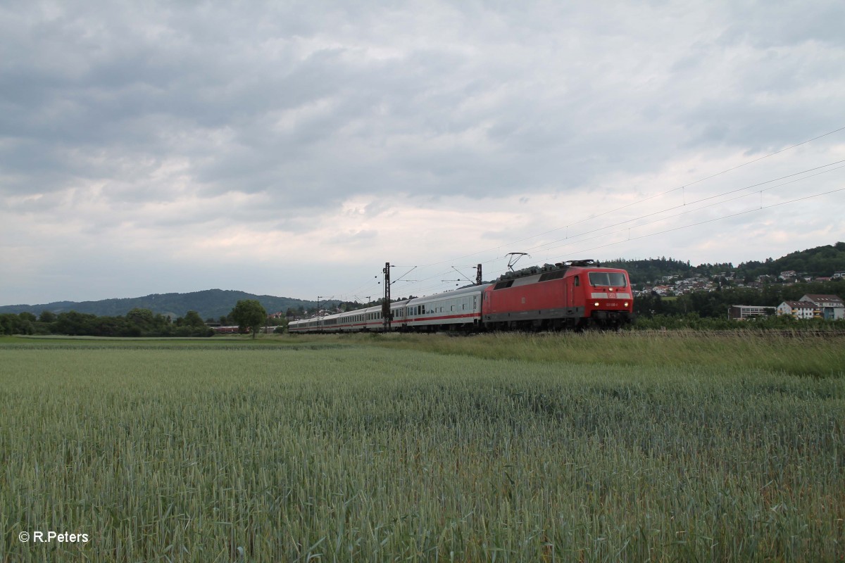 120 106-0 zieht kurz hinter Weinheim (Bergstrasse) den IC 2054 Frankfurt/Main - Mannheim . 28.05.15