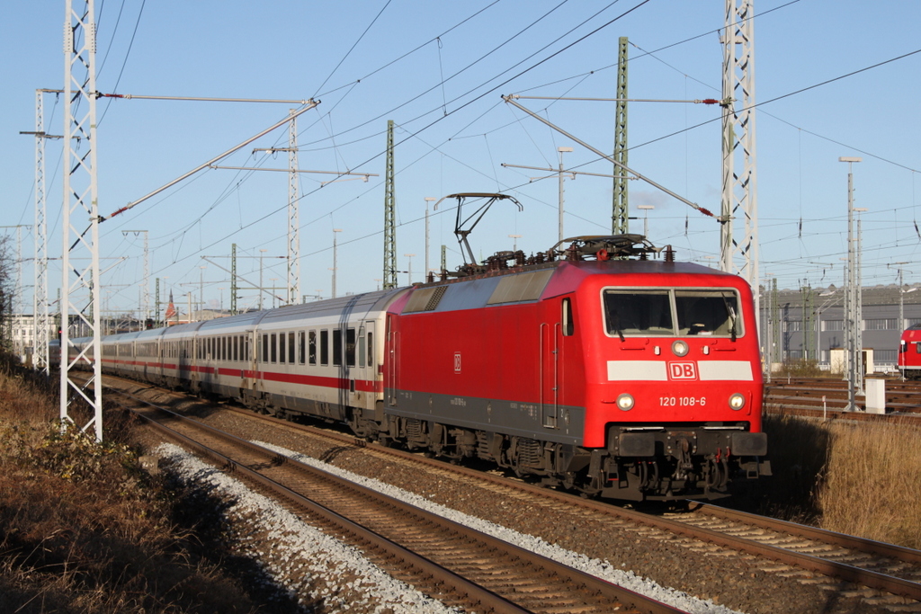 120 108-6 mit IC 2303(Rostock-M�nchen)bei der Ausfahrt im Rostocker Hbf.27.11.2016