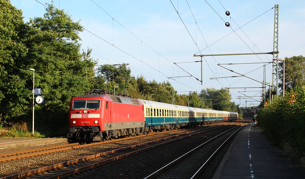 120 109-4 mit dem IC 2410(IC 79)Hanseat rauscht hier pünktlich durch den Bhf Owschlag. 31.08.12