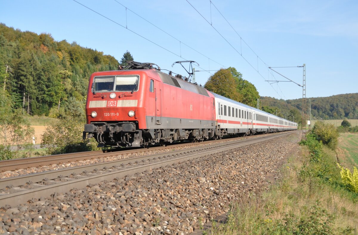 120 111-0 mit IC in Amstetten am 30.09.2011.