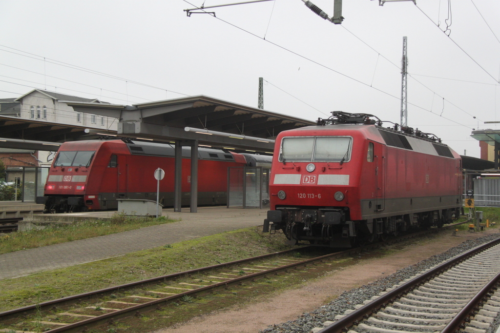 120 113-6 war am 15.11.2014 abgestellt im Rostocker Hbf neben an stand 101 061-0