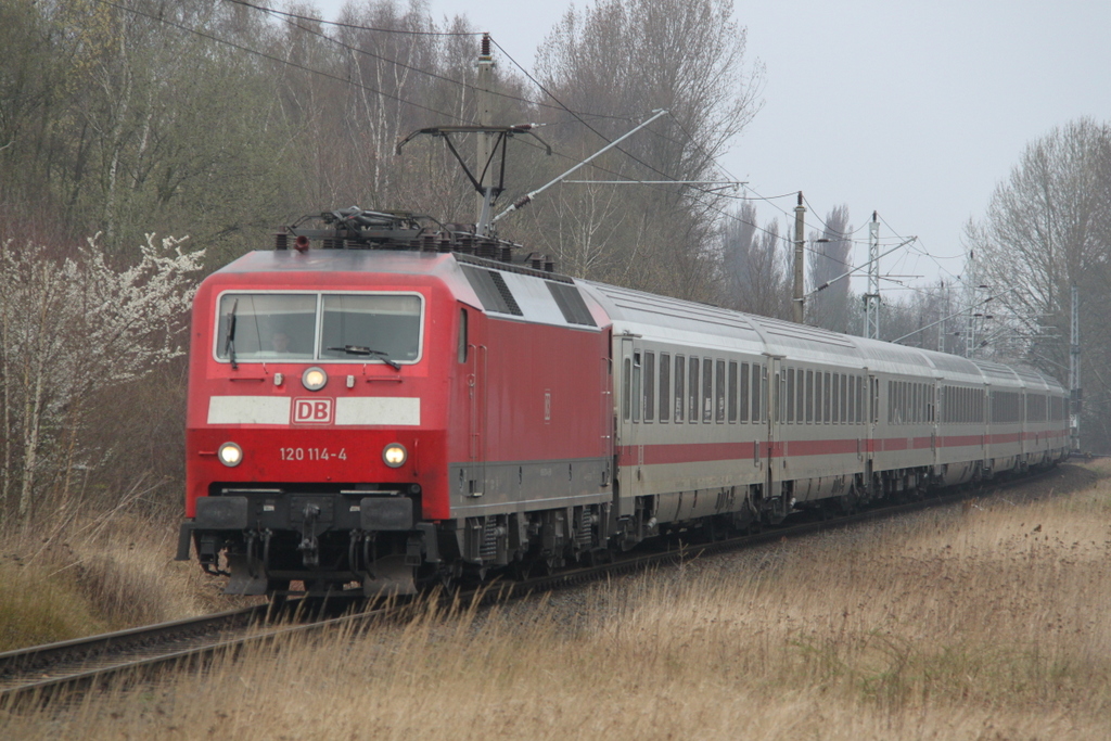 120 114-4 mit IC 2301(Warnem�nde-M�nchen)bei der Durchfahrt im Haltepunkt Rostock-Lichtenhagen.02.04.2017