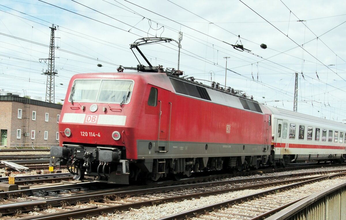120 114-4 mit IC in Ulm am 24.08.2015.