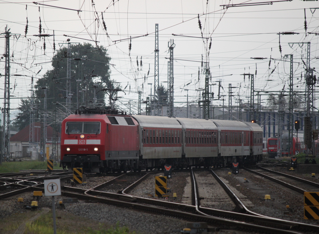 120 118 mit CNL 470 Sirius (Z�rich-Binz)bei der Einfahrt im Rostocker Hbf.03.09.2016