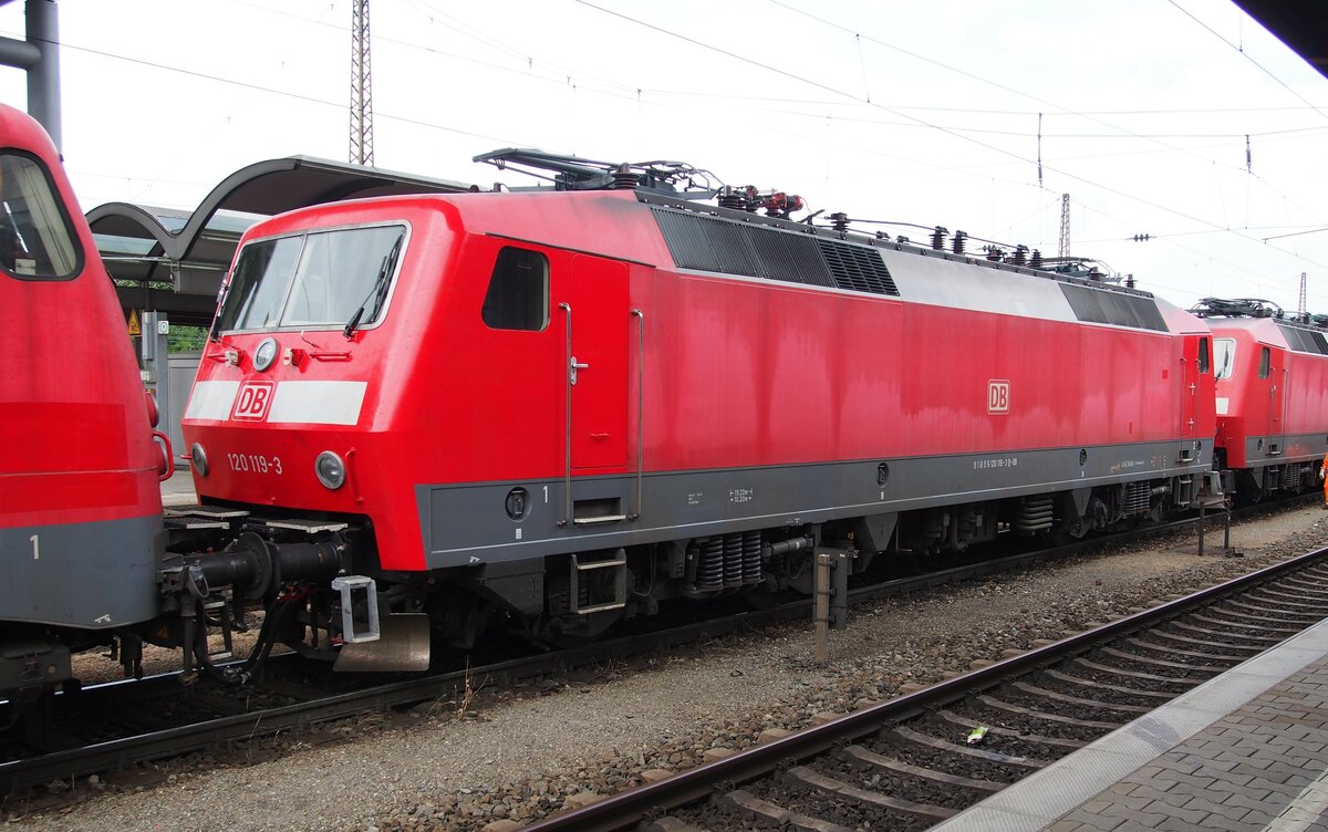 120 119-3 eingestellt im Schadzug nach München Freimann in Ulm am 12.07.2014.